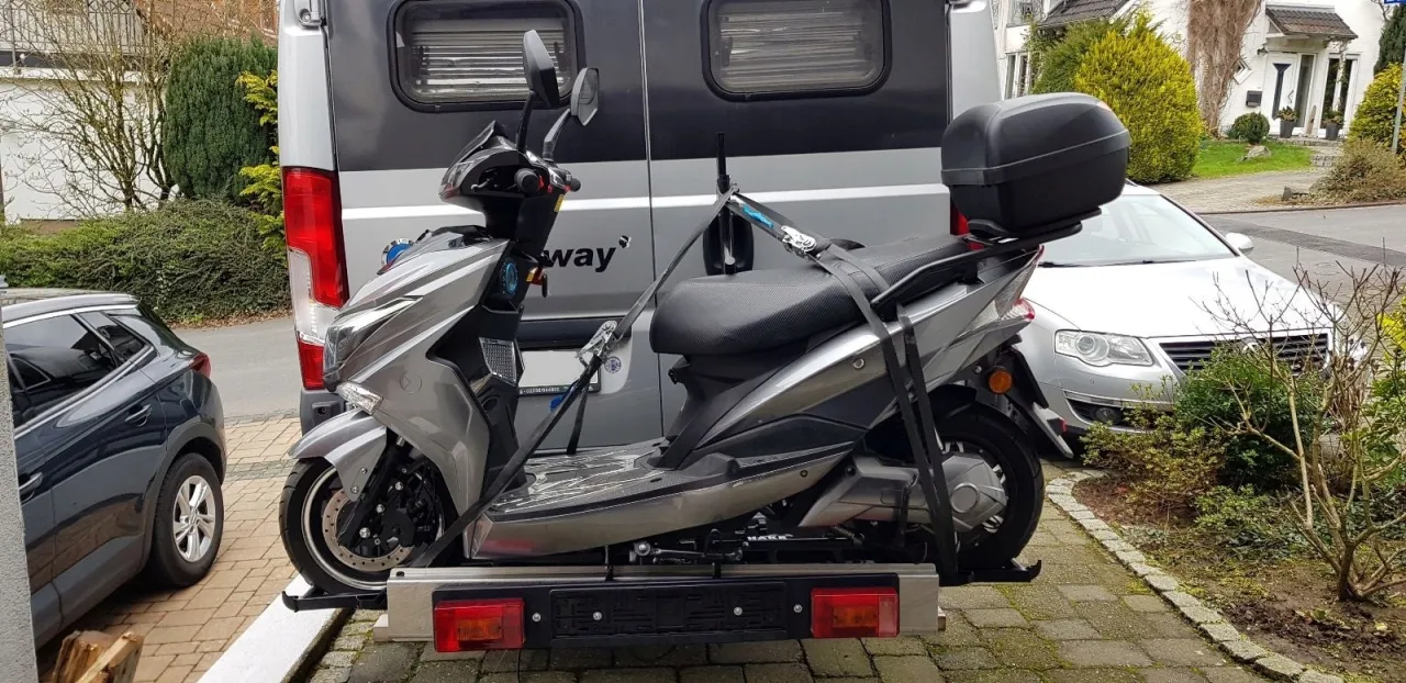 transport skutera na haku holowniczym