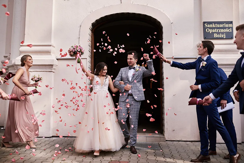 para młoda przeglądająca portfolio fotografa