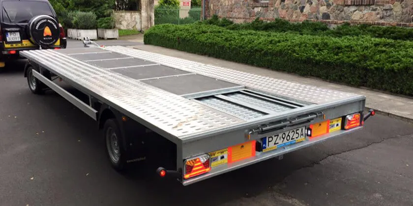 Zdjęcie Jakie prawo jazdy potrzebne do busa z lawetą? Sprawdź wymagania