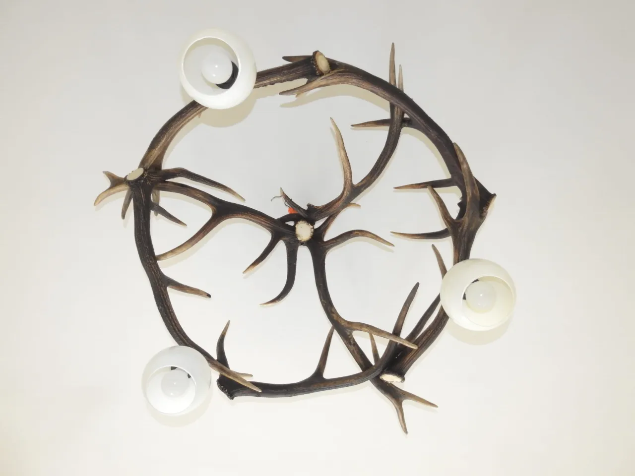 Oryginalny żyrandol z poroża jelenia, kt&oacute;ry pokazuje, jak zrobić taki unikatowy dodatek do wnętrza.