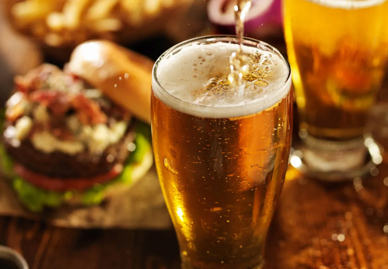 r&oacute;żne rodzaje piwa w szklankach