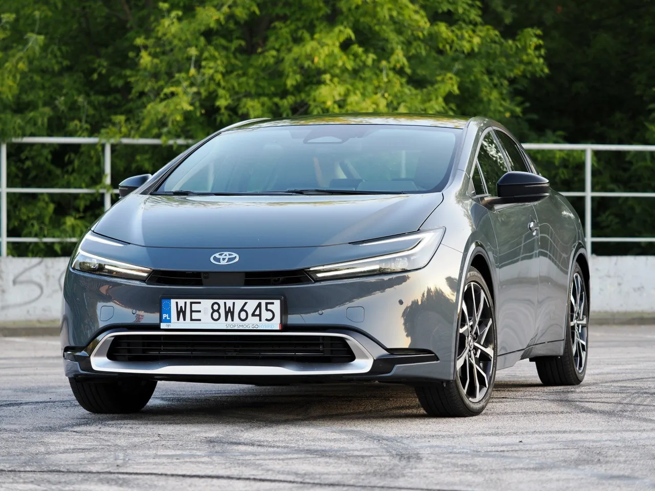 Szary Toyota Prius Plug-in Hybrid, idealny do miasta. Zastanawiasz się, ile pali Toyota Prius hybryda? Ten model oferuje niskie spalanie.