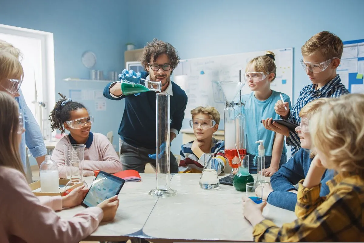 nauczyciel pomaga uczniowi w nauce przyrody w szkole podstawowej
