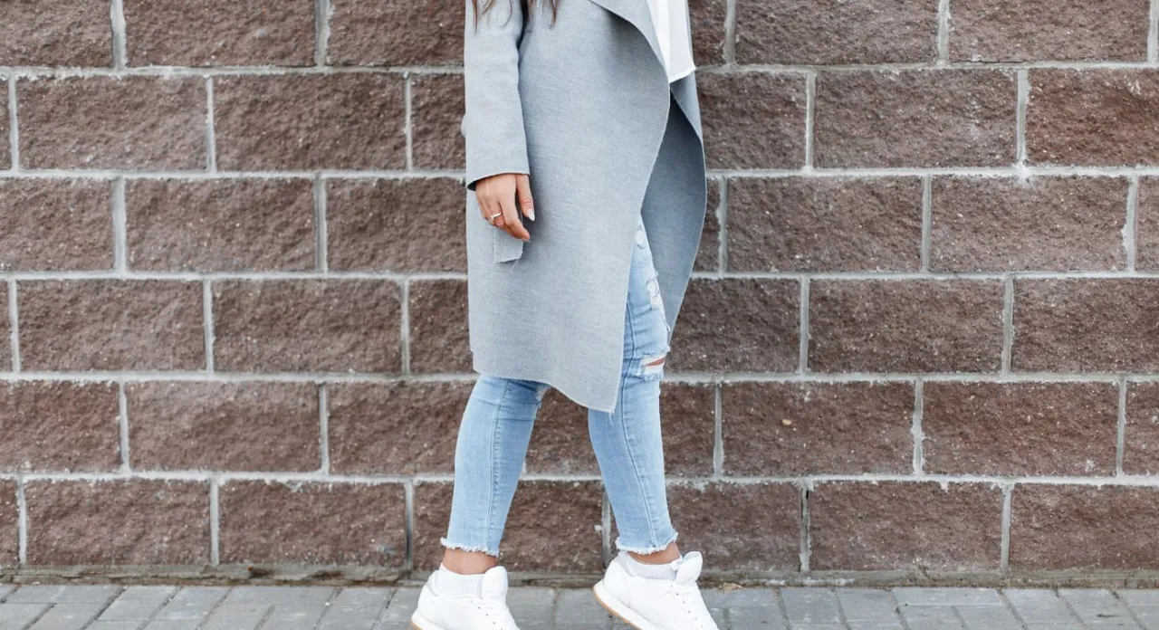 Stylizacje z wąskimi spodniami i sneakersami