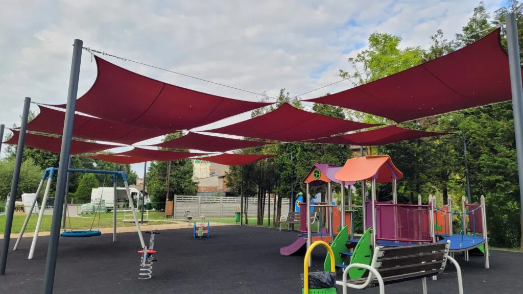 Żagle przeciwsłoneczne na placu zabaw przykłady