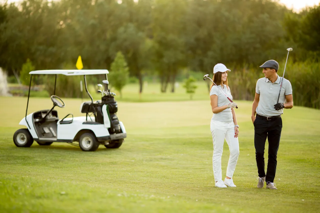 Zdjęcie Strój do golfa dla pań - wygodne ubrania dla pań na pole golfowe!