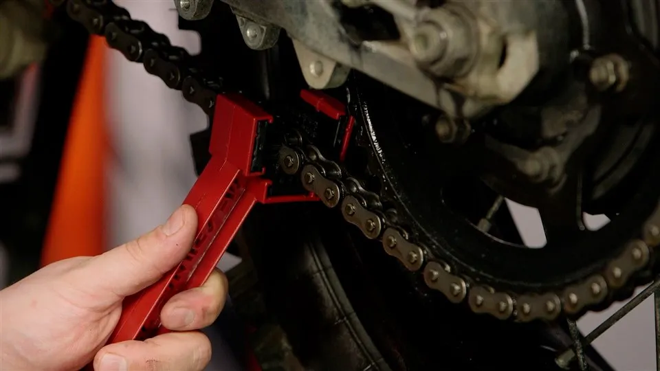 Zdjęcie Czym czyścić łańcuch motocyklowy, aby uniknąć uszkodzeń o-ringów?