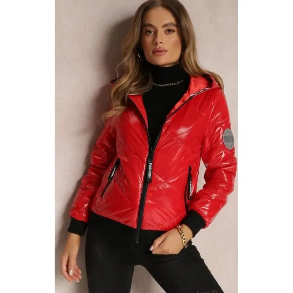 Zdjęcie Czerwone kurtki są modne: najnowsze trendy i stylizacje na sezon