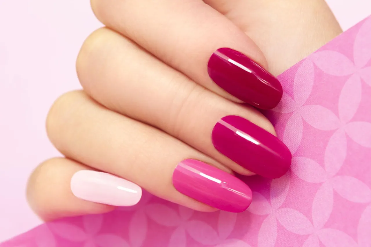 Zdjęcie Manicure winylowy: co to jest i jak działa? Zalety i wady