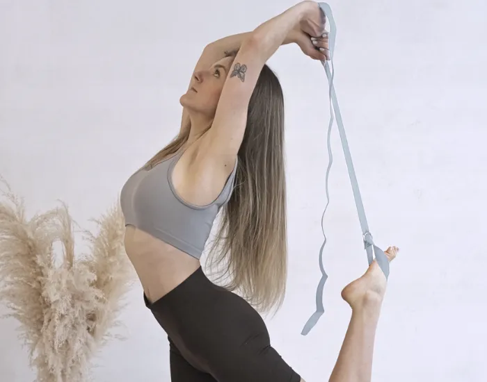 Zdjęcie Jak zawiązać pasek do jogi? Prosty przewodnik po asanach