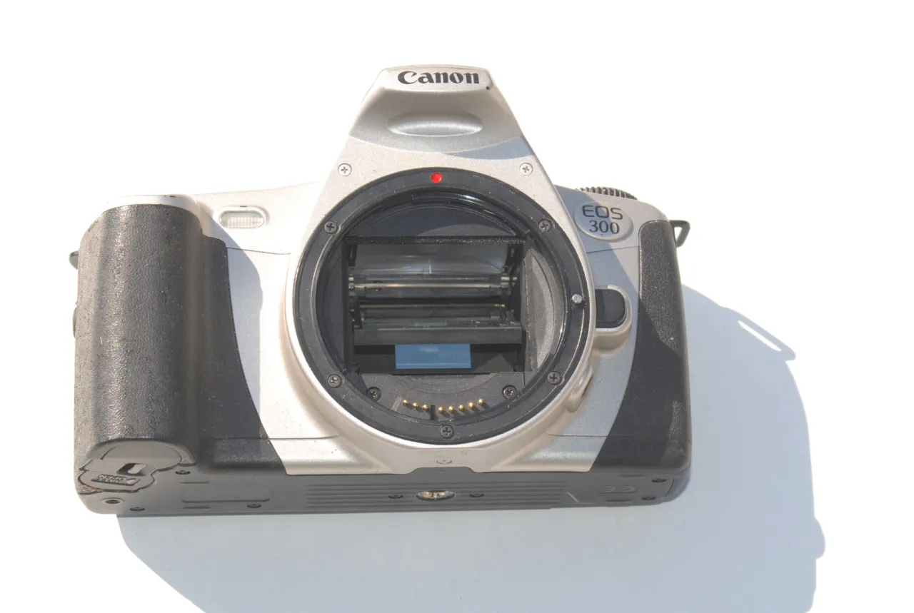 Zdjęcie Lustrzanka Canon EOS 300 - poznaj jej wyjątkowe cechy i możliwości