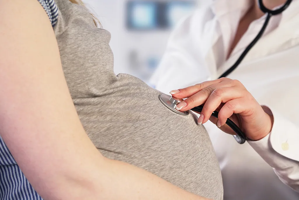 Zdjęcie Czop śluzowy z krwią – co to oznacza i kiedy udać się do lekarza?