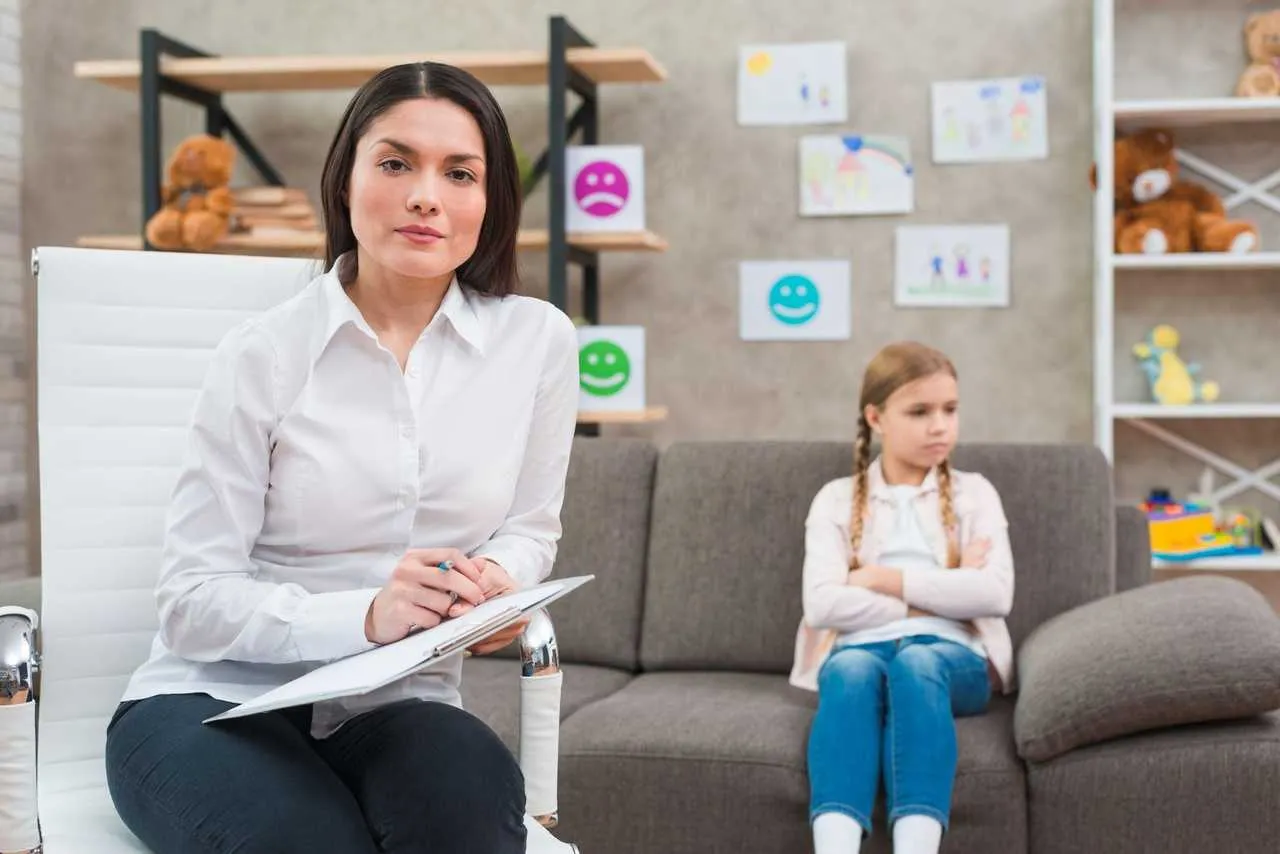 Zdjęcie Psycholog po studiach podyplomowych – czy to wystarczy do pracy?