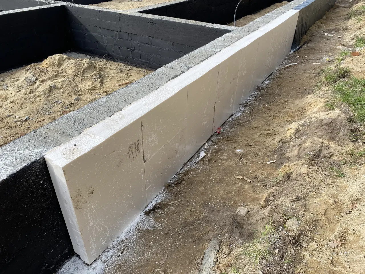Zdjęcie Jaki cement do murowania bloczków fundamentowych, aby uniknąć błędów?