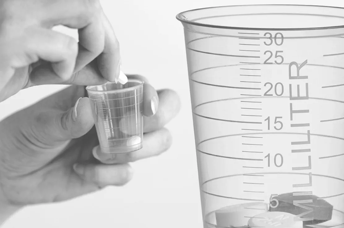 Zdjęcie Kieliszki do leków: plastik czy wielorazowe? Ich wady oraz zalety