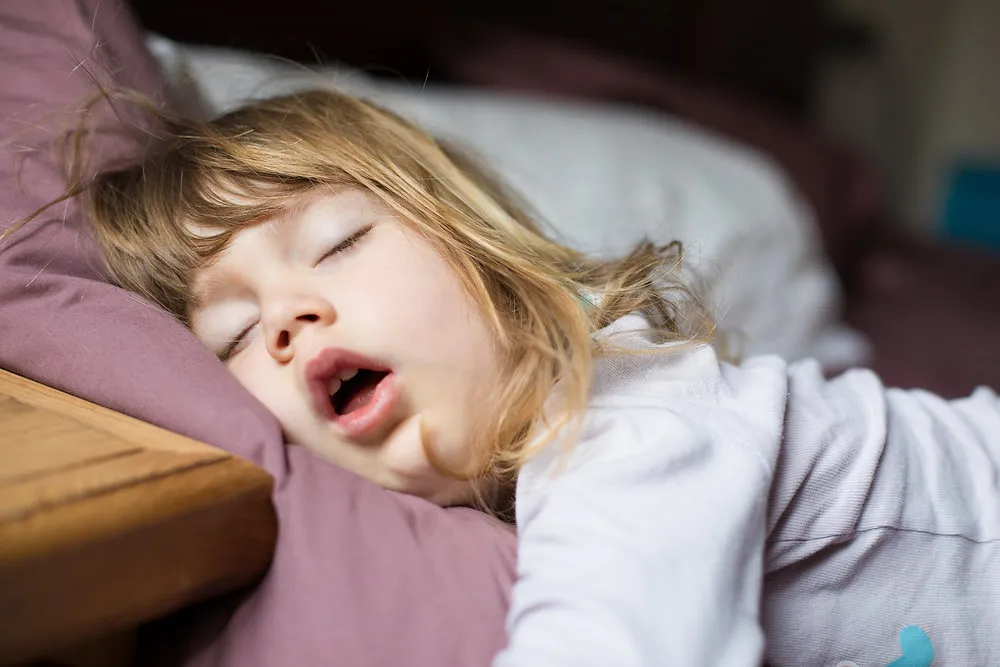 Zdjęcie Dlaczego dziecko śpi z otwartą buzią? Możliwe przyczyny i skutki