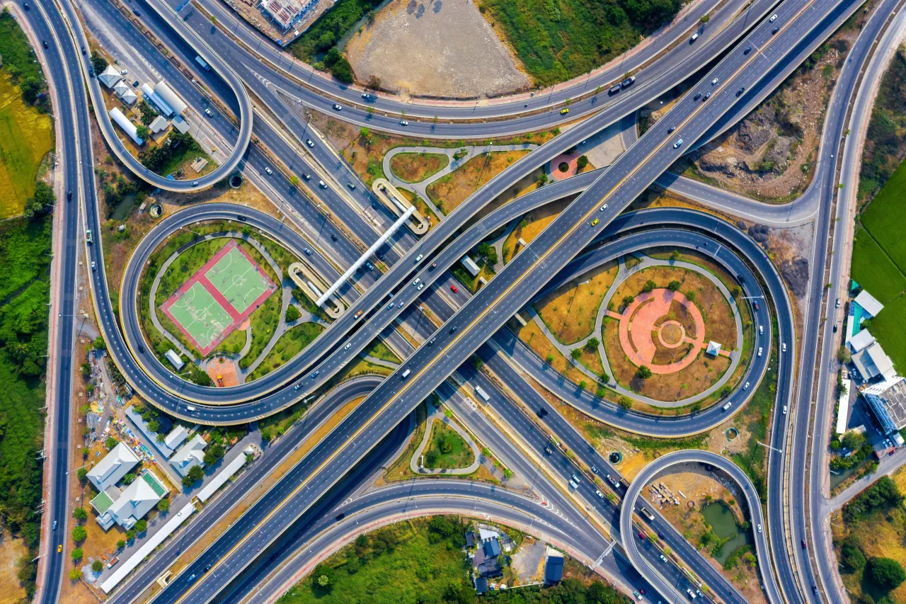 Zdjęcie Co oznacza znak autostrada? Zrozum jego znaczenie i zasady ruchu