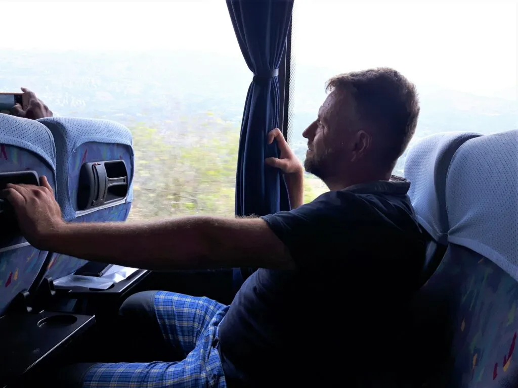 Zdjęcie Gdzie najlepiej usiąść w autokarze, by uniknąć dyskomfortu?