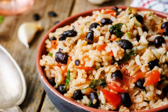 Zdjęcie Jak zrobić sałatkę z ryżem - prosty przepis, który zachwyci smakiem