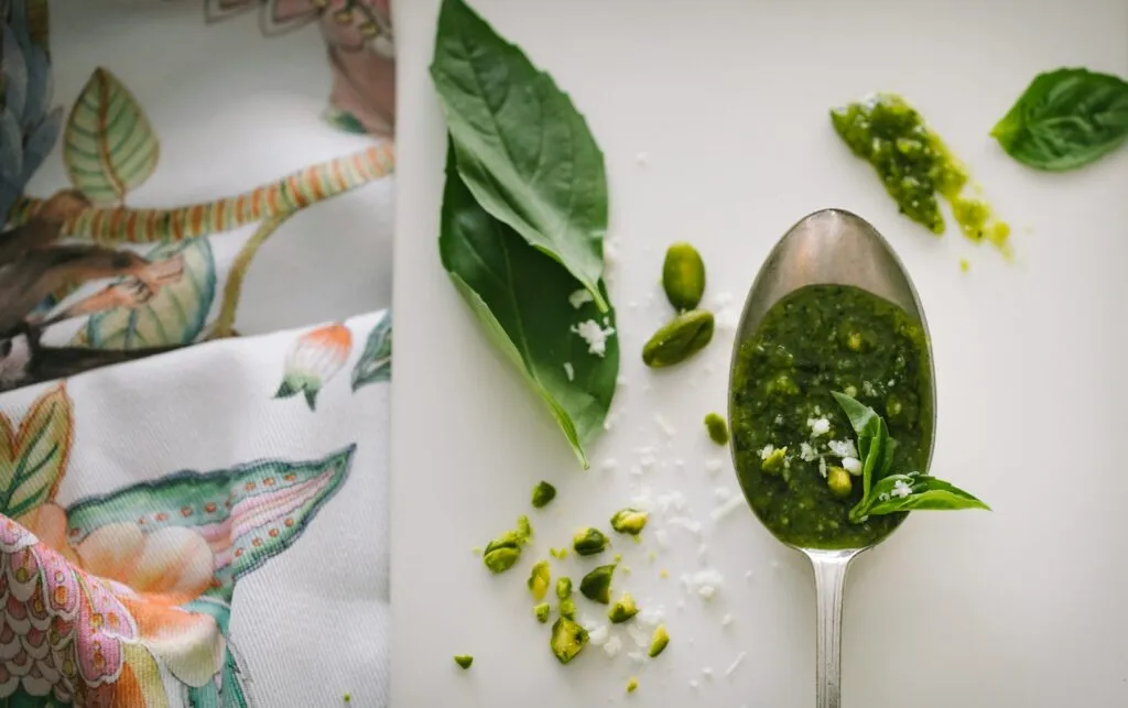 Zdjęcie Pesto z czego? Odkryj składniki i alternatywy dla tradycyjnego przepisu