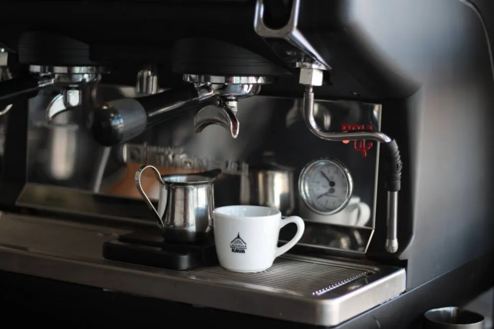 Zdjęcie Ile bar w ekspresie do kawy? Odkryj optymalne ciśnienie dla espresso