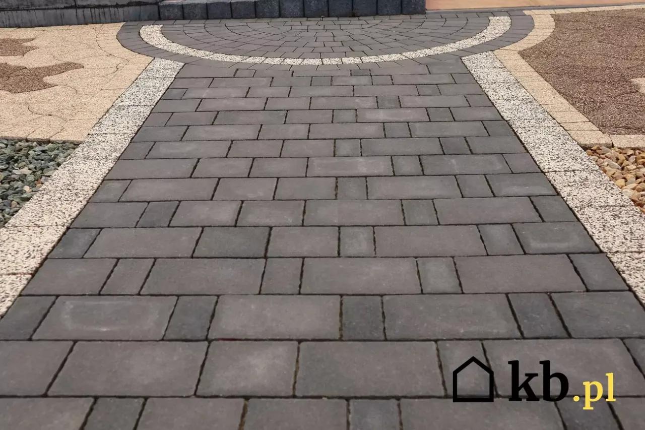 Zdjęcie Ile kosztuje podjazd z kostki brukowej? Sprawdź, co wpływa na ceny