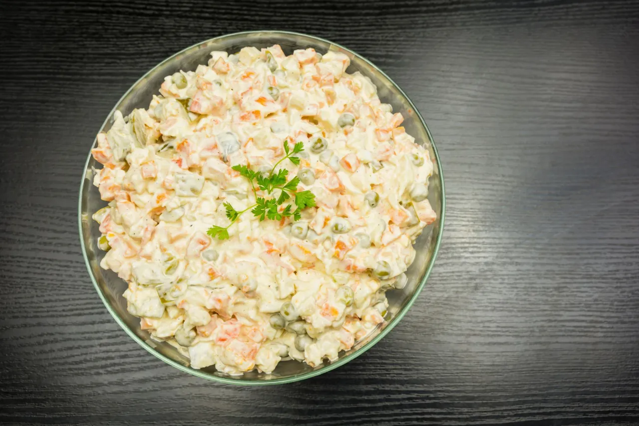 Zdjęcie Ile kcal ma sałatka jarzynowa? Zaskakujące kalorie w ulubionej sałatce