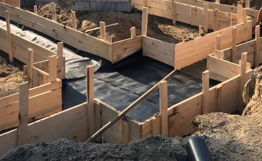 Zdjęcie Izolacja pozioma fundamentów: folia czy papa – co wybrać?