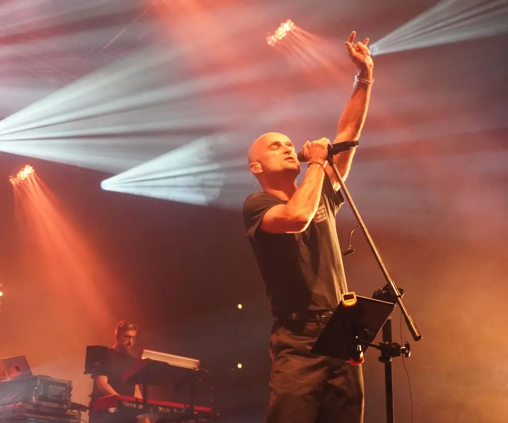 Zdjęcie Miłość jak wino tekst - odkryj głębię emocji tej piosenki