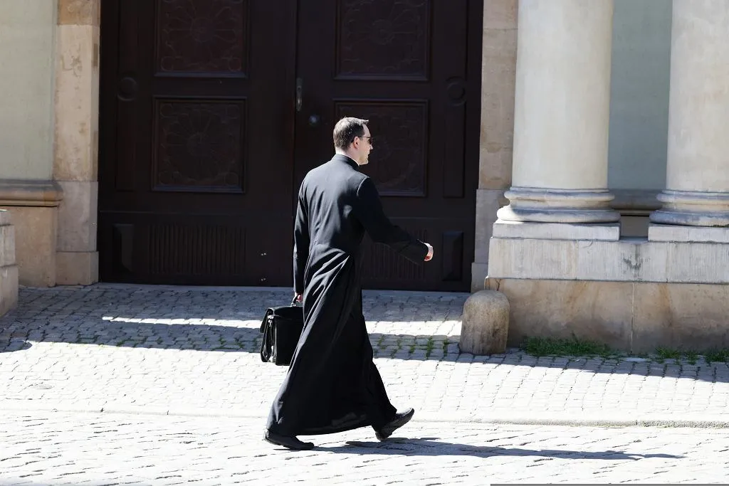 Zdjęcie Miłość do księdza czy to grzech? Zrozum moralne dylematy