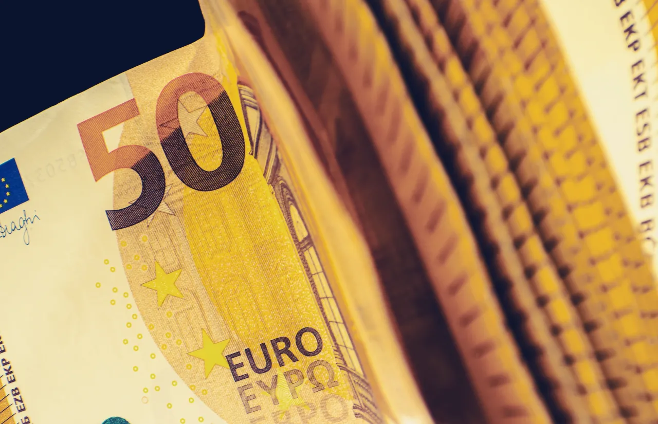 Zdjęcie Czy warto inwestować w euro? Korzyści, ryzyka i aktualne trendy ekonomiczne