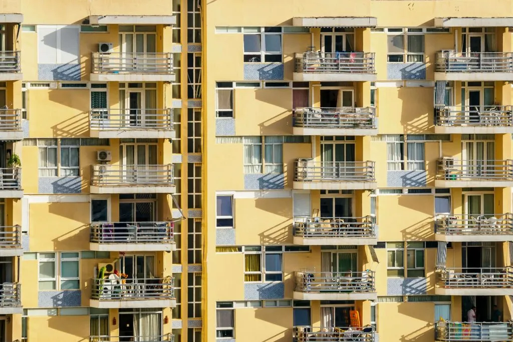 Zdjęcie Czy balkon jest częścią elewacji? Prawne aspekty i rola w architekturze