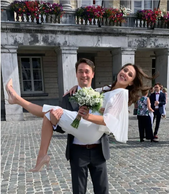 Zdjęcie W czym do ślubu cywilnego po czterdziestce, aby wyglądać elegancko?
