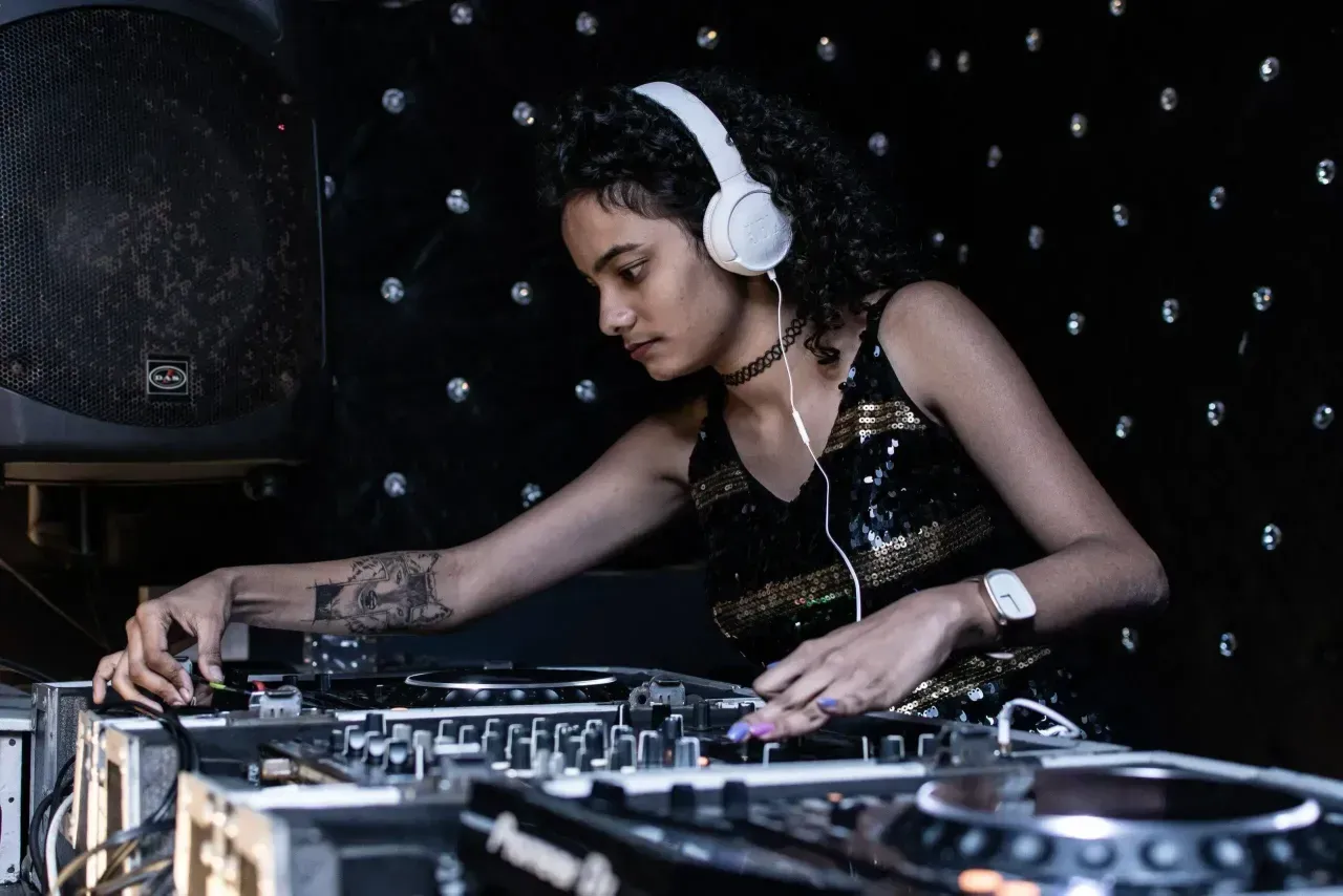 Zdjęcie DJ set co to? Poznaj tajniki tworzenia idealnej prezentacji muzycznej