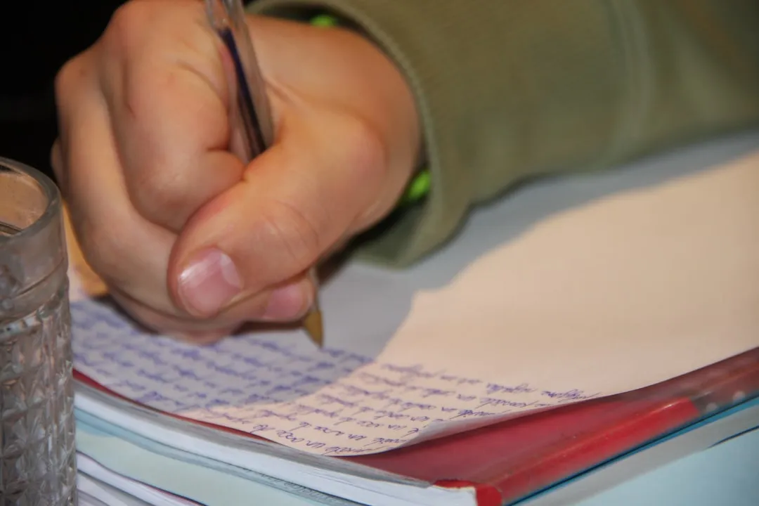 Zdjęcie Jak się pisze z powodu? Unikaj najczęstszych błędów w pisowni