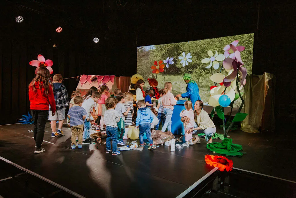 Zdjęcie Kto pracuje w teatrze film dla dzieci? Poznaj fascynujące zawody