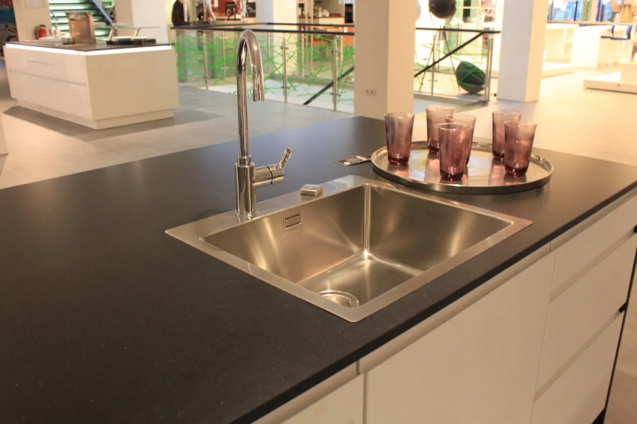 Zdjęcie Die beste Küchenarbeitsplatte aus Stein: Vorteile, Pflege und Kosten