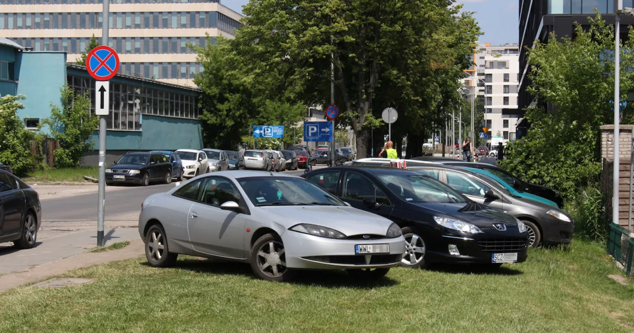 Zdjęcie Czy straż miejska może wystawić mandat za parkowanie na osiedlu? Sprawdź zasady