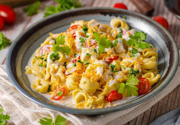 Zdjęcie Jak zrobić sałatkę z makaronem tortellini w 30 minut bez stresu