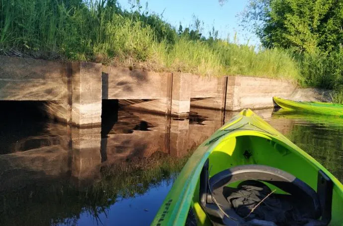 Zdjęcie Spływ kajakowy Liwcem: trasy, porady i najlepsze wypożyczalnie kajaków