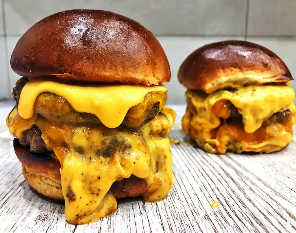 Zdjęcie Na czym smażyć burgera, aby uzyskać idealną teksturę i smak?