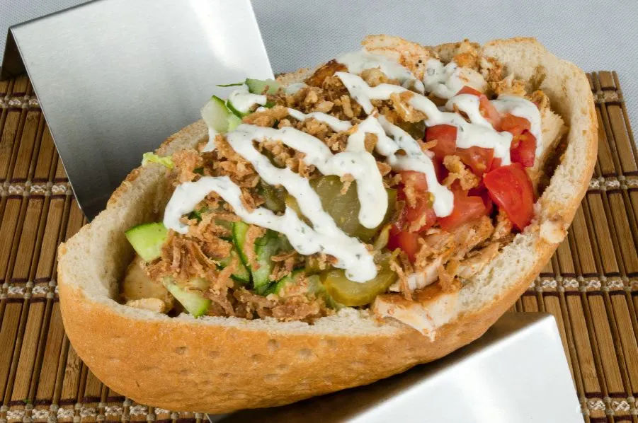 Zdjęcie Kebab w bułce: Ile ma kalorii? Sprawdź i obniż kaloryczność!