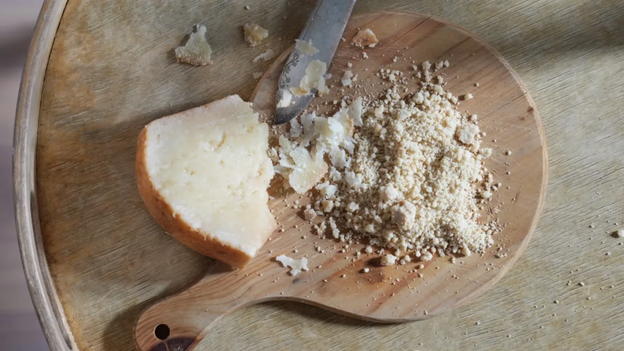 Zdjęcie Czy parmezan ma laktozę? Odkryj, dlaczego możesz go jeść bez obaw