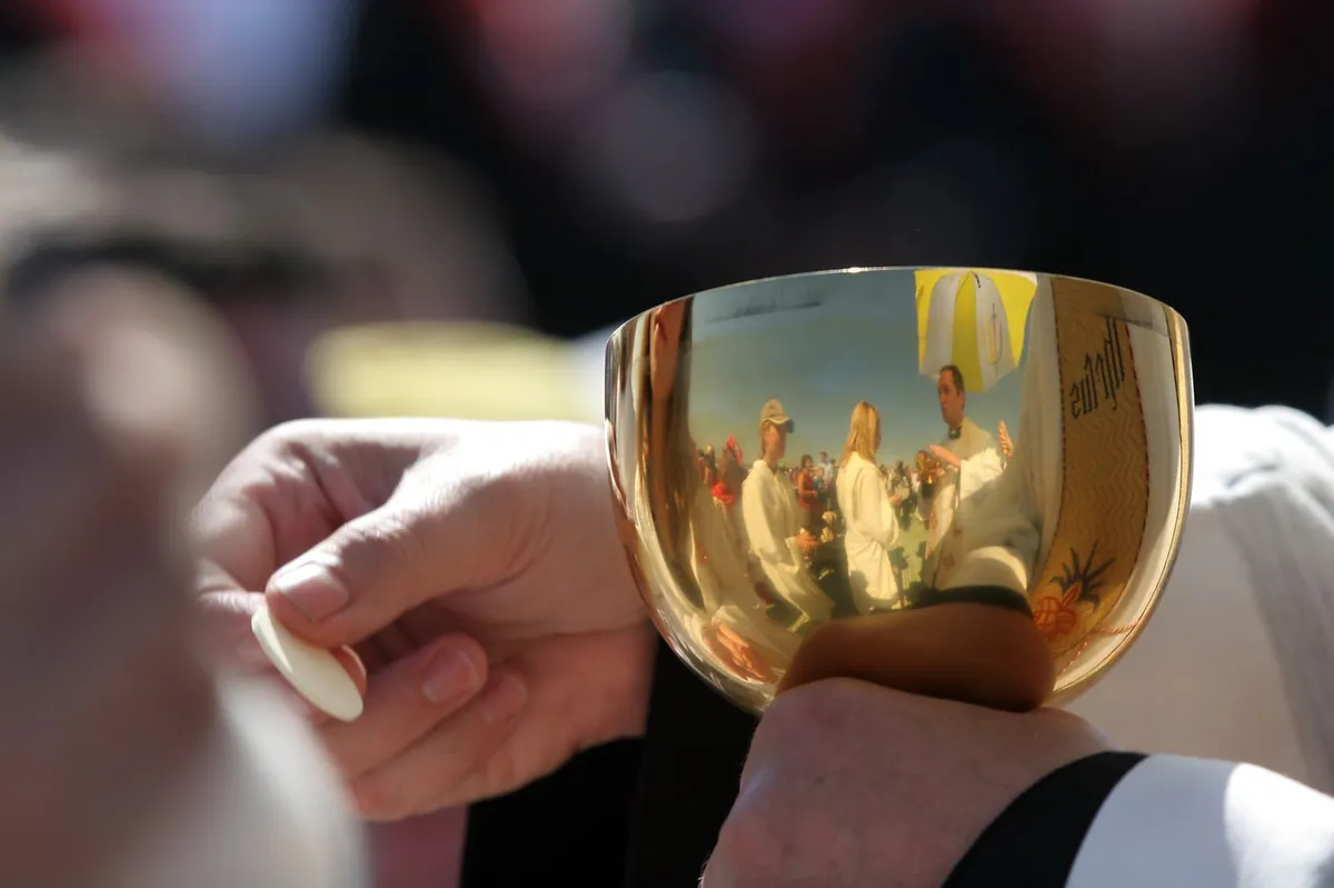 Zdjęcie Dlaczego warto przyjmować komunię świętą? Odkryj jej prawdziwe znaczenie