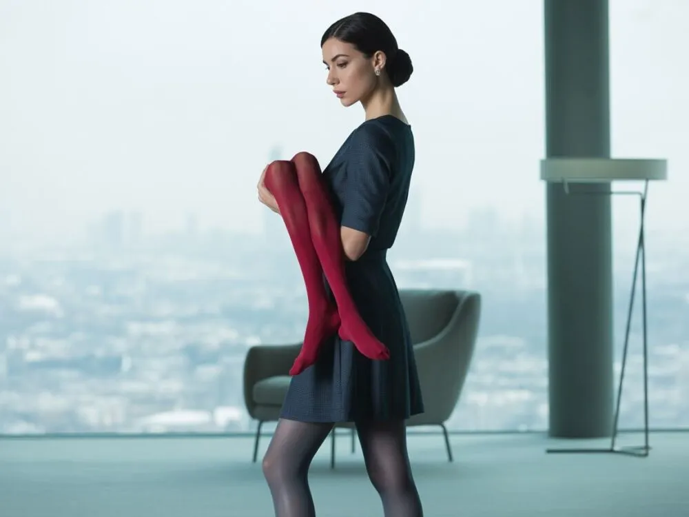 Zdjęcie Jakie rajstopy do granatowej sukienki? Poradnik krok po kroku