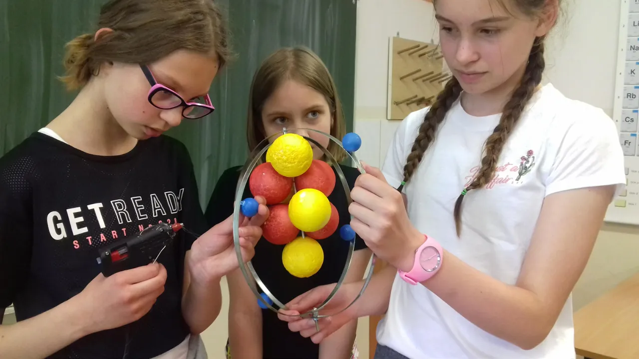 Zdjęcie Z czego zrobić model atomu? Najlepsze materiały i pomysły na projekt