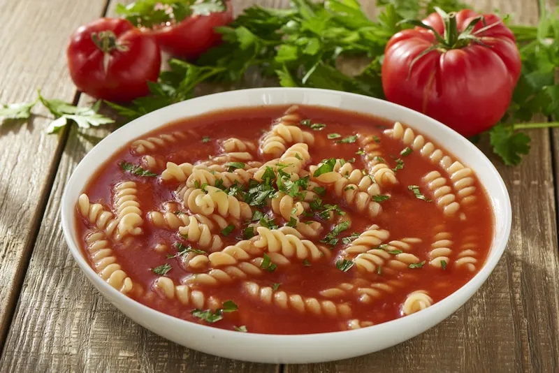 Zdjęcie Ile kalorii ma zupa pomidorowa z makaronem? Zaskakujące wartości!