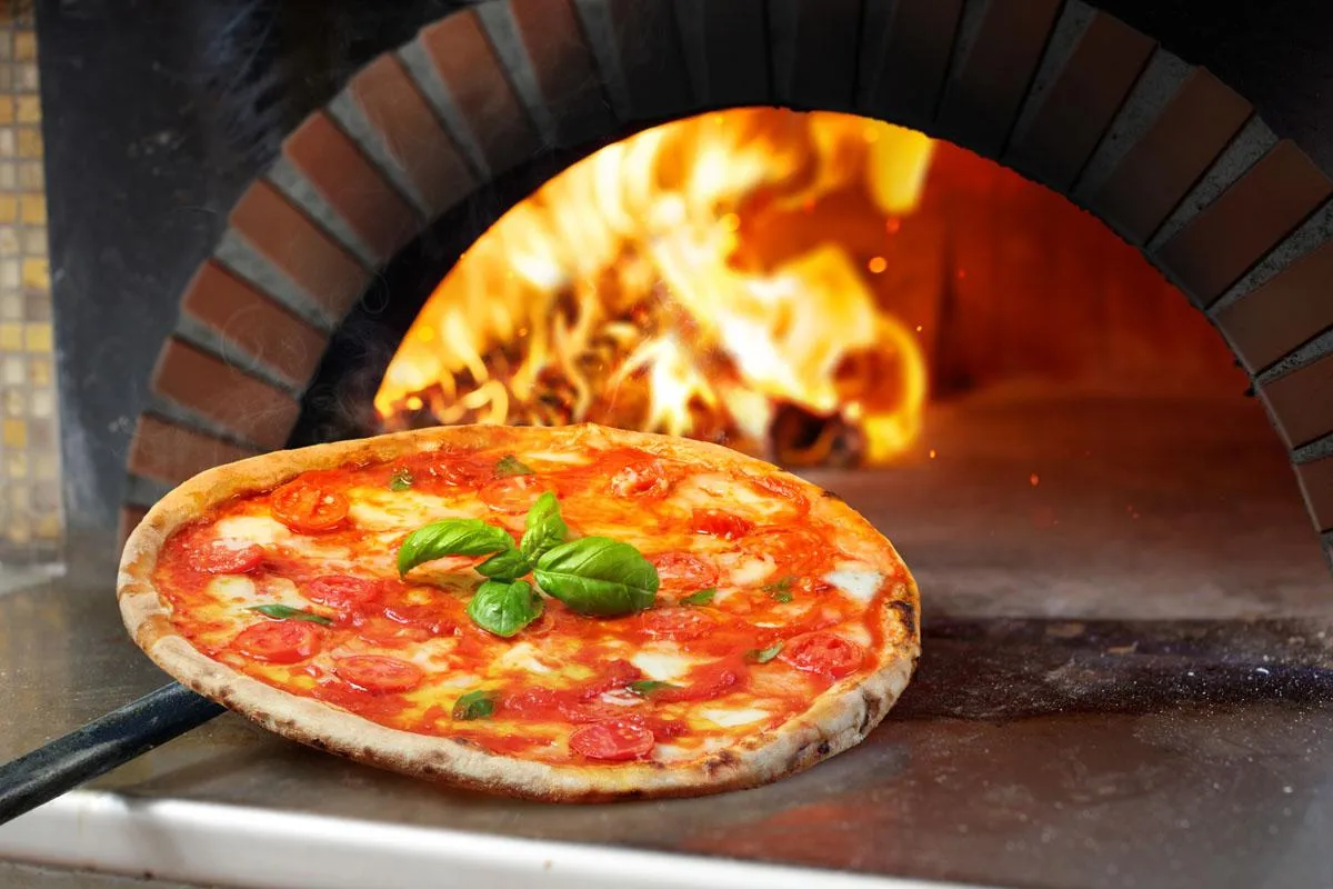 Zdjęcie Ile kcal ma pizza 40 cm? Poznaj rzeczywistą kaloryczność różnych rodzajów
