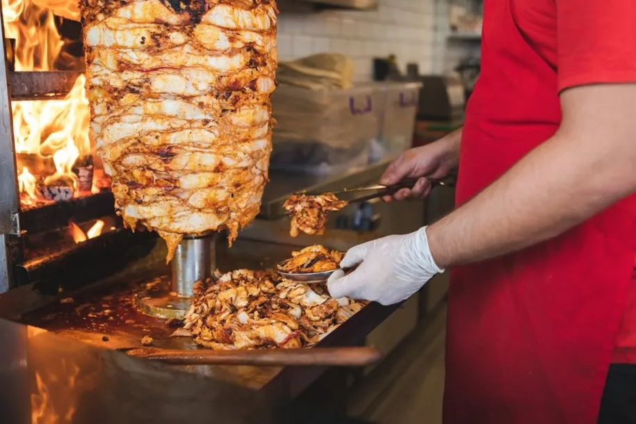 Zdjęcie Ile kalorii mały kebab? Sprawdź, co wpływa na jego wartość energetyczną