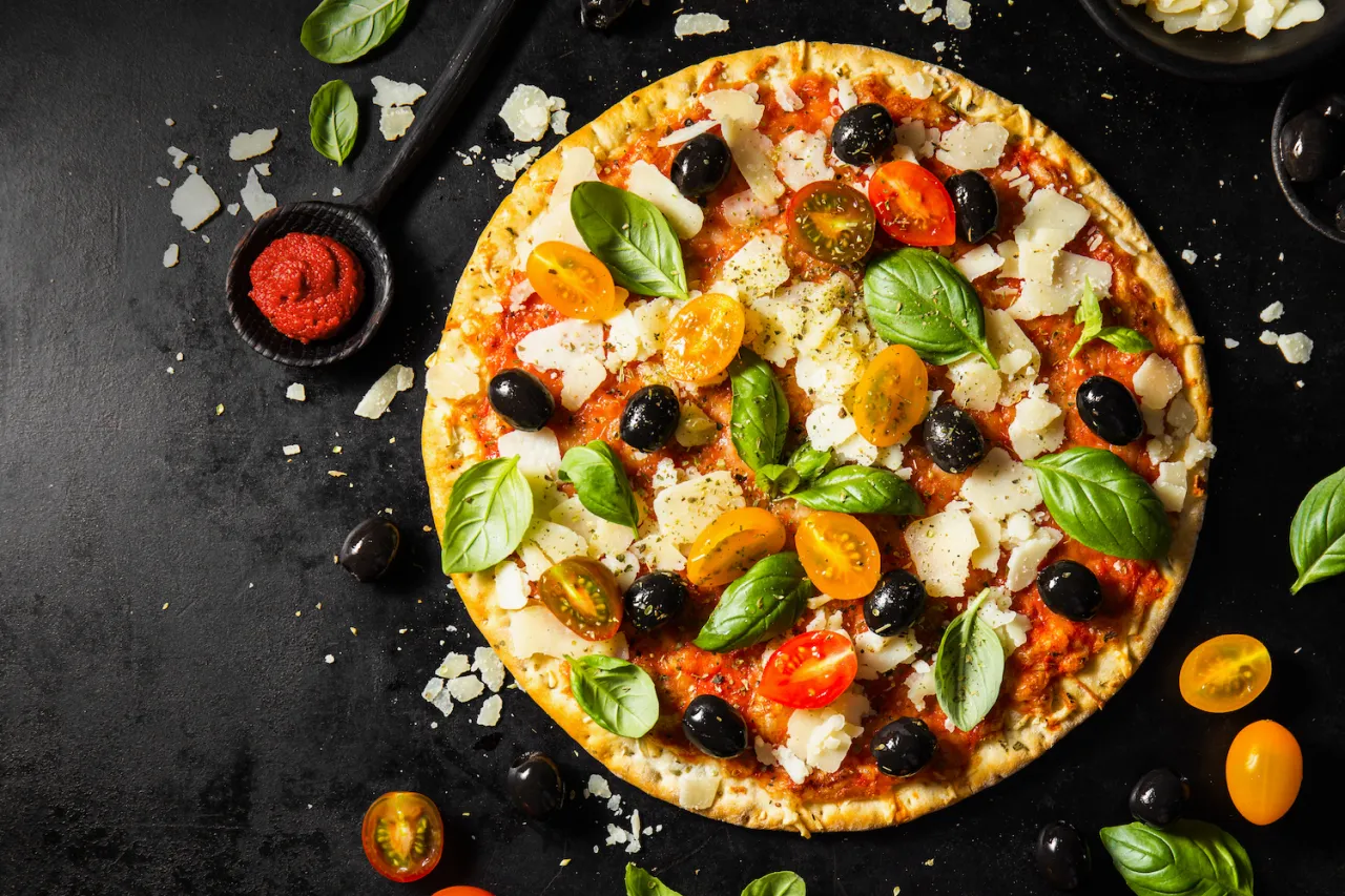 Zdjęcie Pizza jak z pizzerii: Jak przygotować idealne ciasto i sos